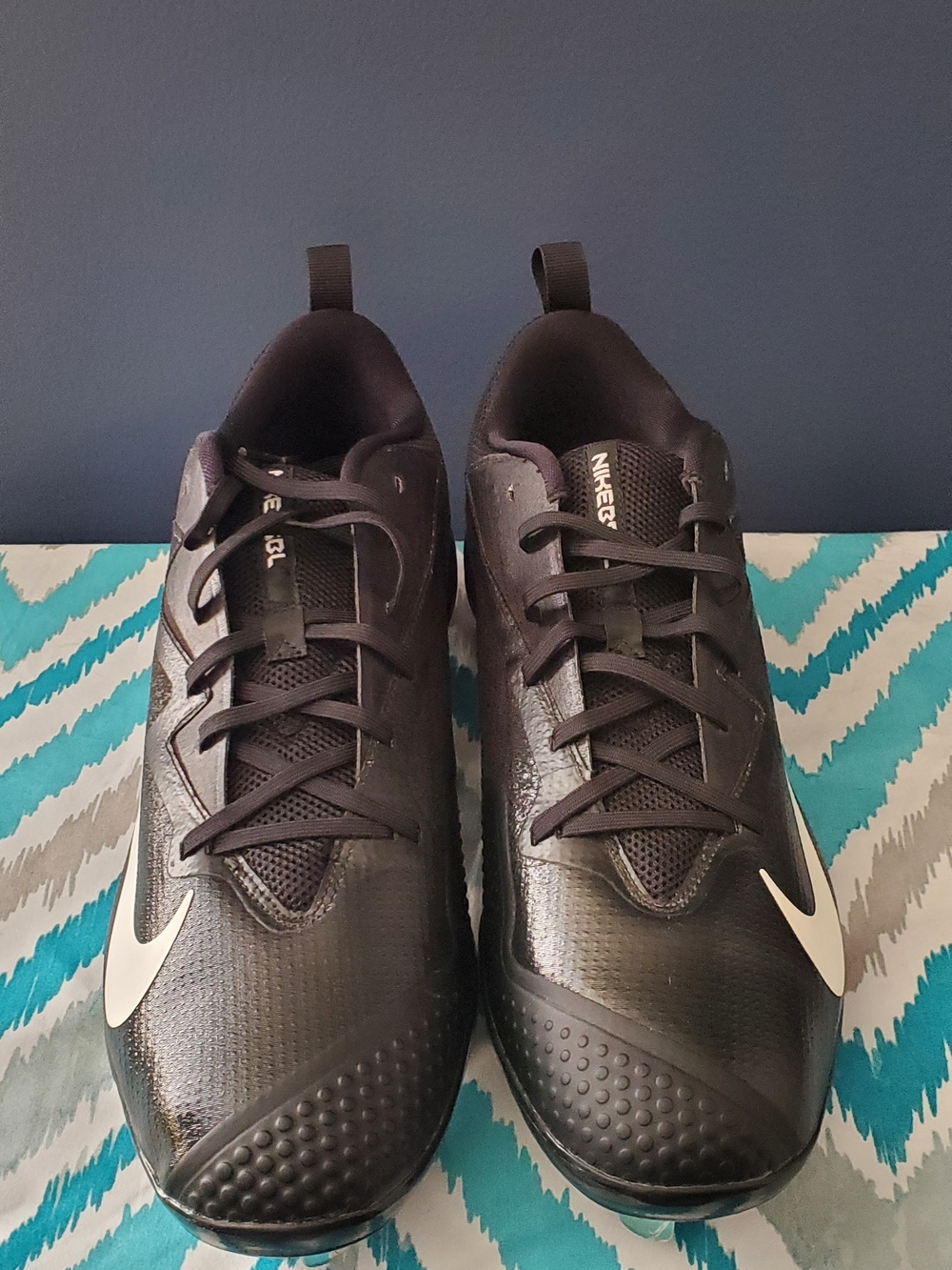Pre-owned Nike Men’s Black Baseball Cleats with White Swoosh Accents